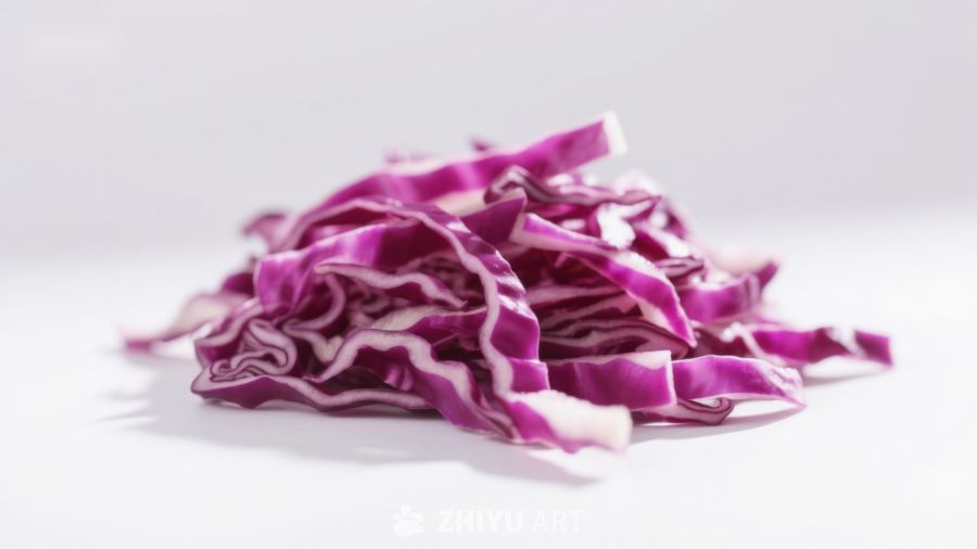 切碎的紫甘蓝堆叠特写