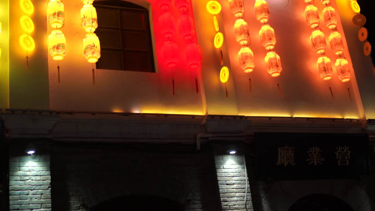 夜色中的古街热闹