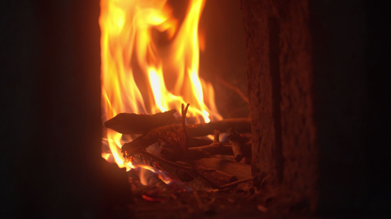 燃烧的木柴炭火 6