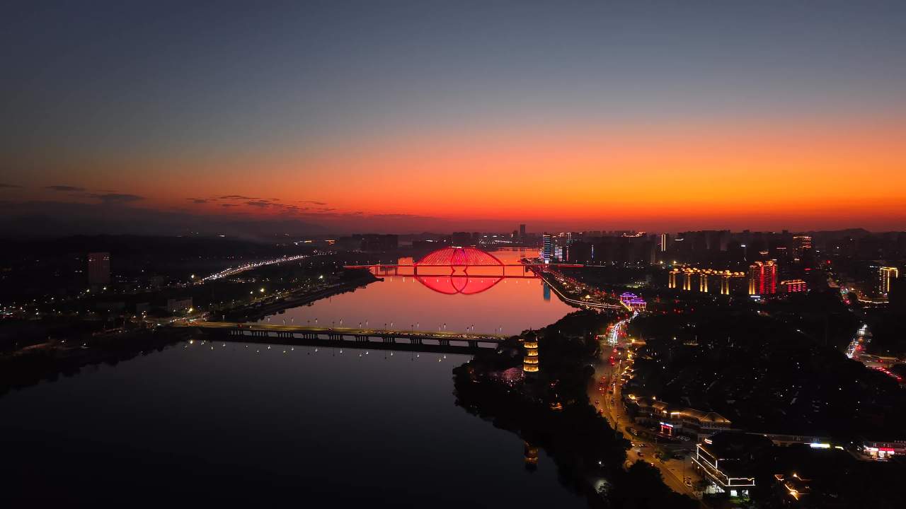 城市夜景下的桥梁与夕阳