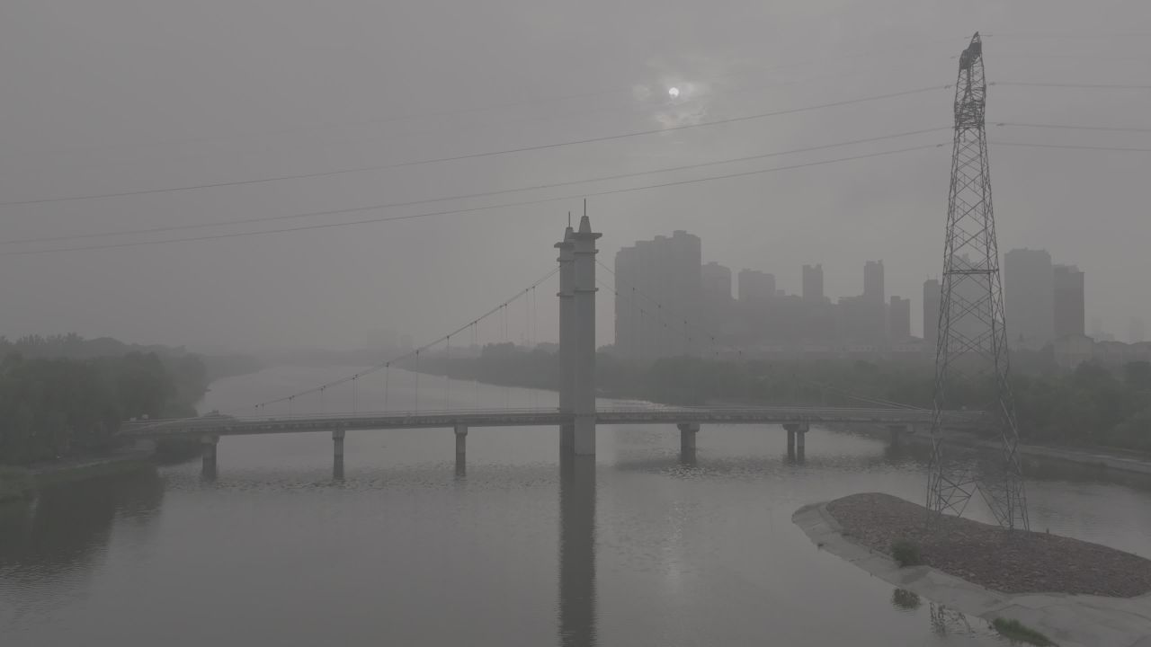 雾中城市的桥与人