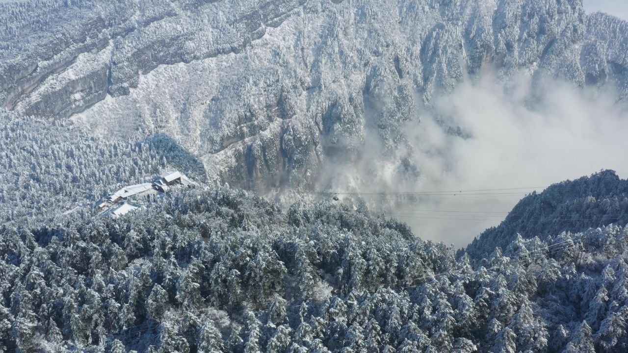 航拍峨眉山山谷雪景