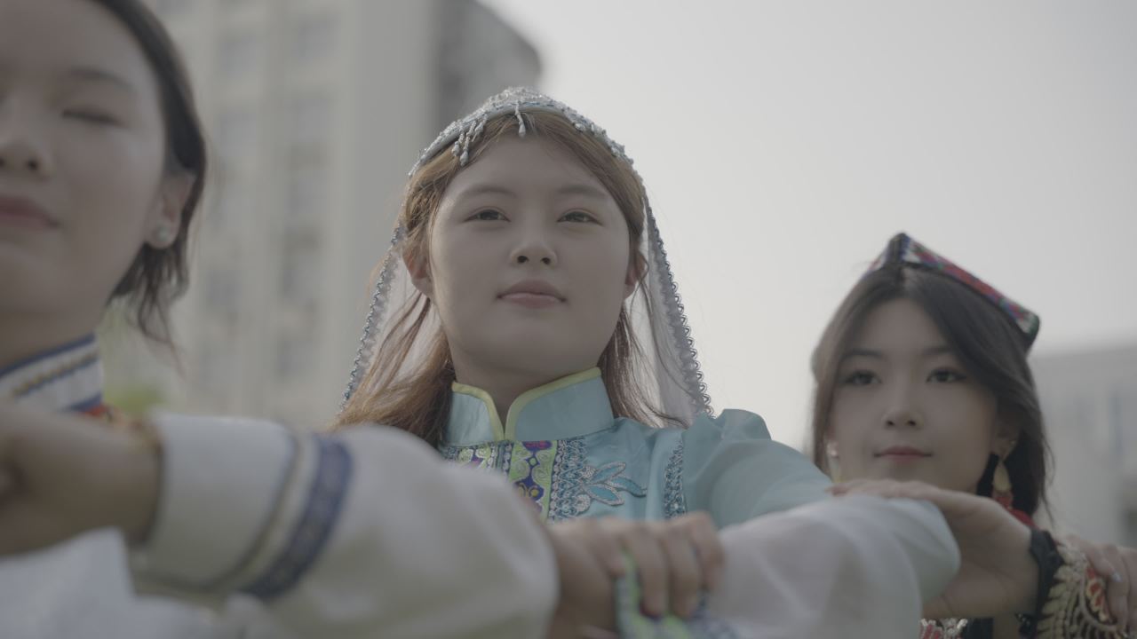 手牵手的姐妹情