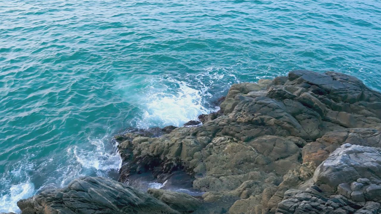海浪波涛汹涌拍打岩石升格高速视频