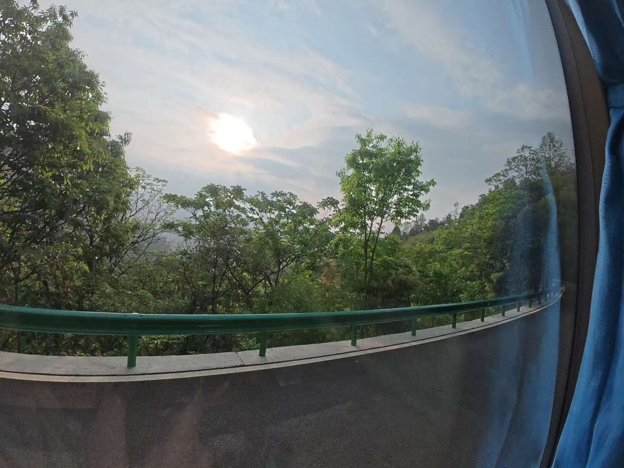 山间曲径寻光