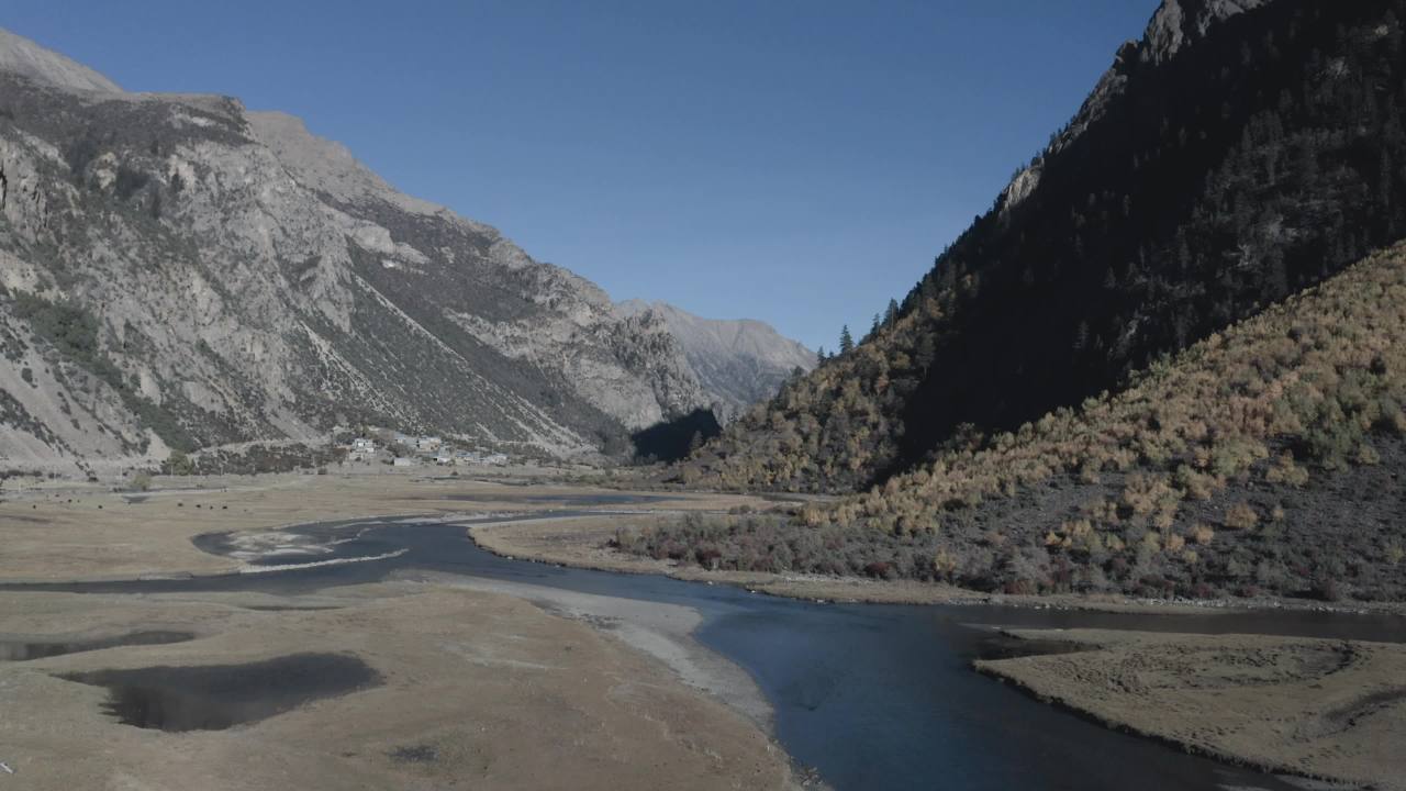 西藏秋季山间湖泊全景