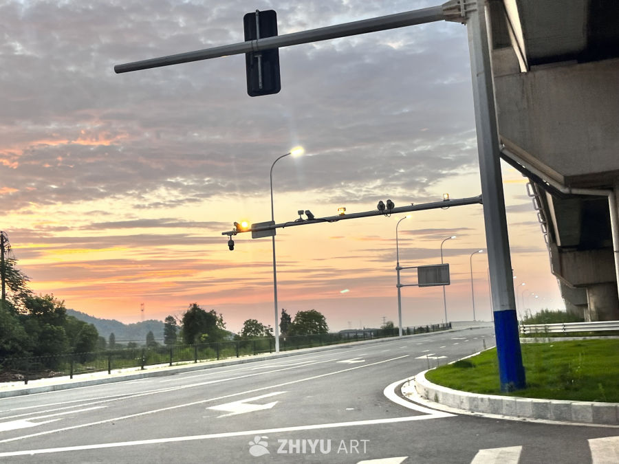 日落下的城市公路
