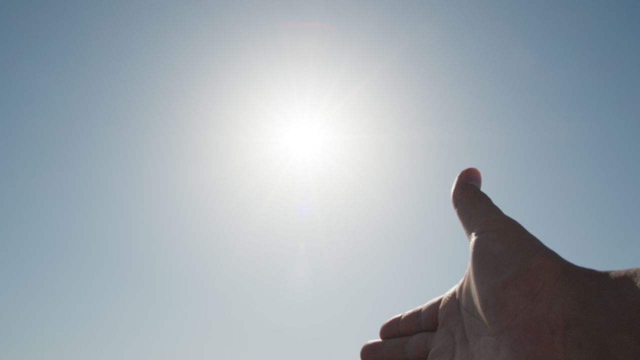 用手触摸太阳向往希望 3