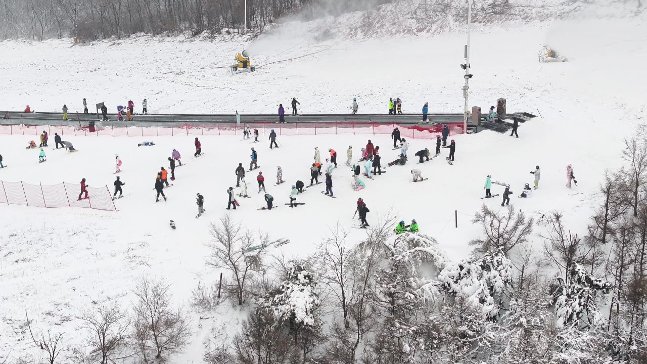滑雪场人群等待