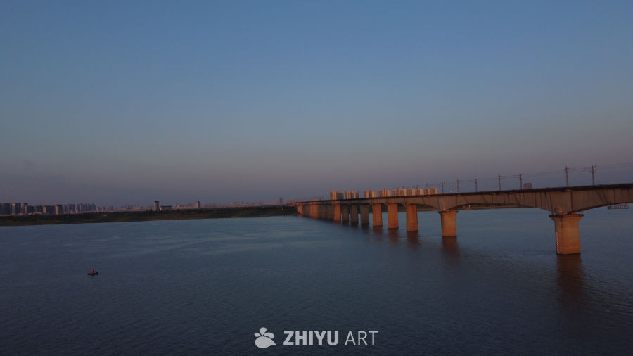 夕阳下的跨河大桥