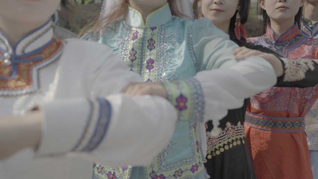 传统服饰下的手语舞