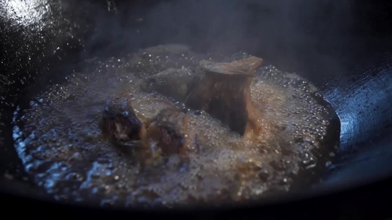 热油中煎鱼