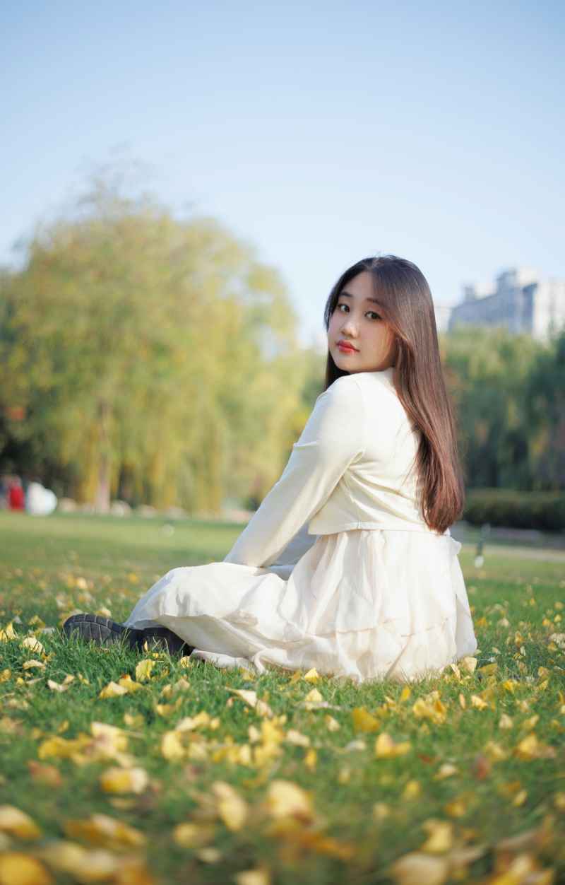 坐在草坪上的女孩