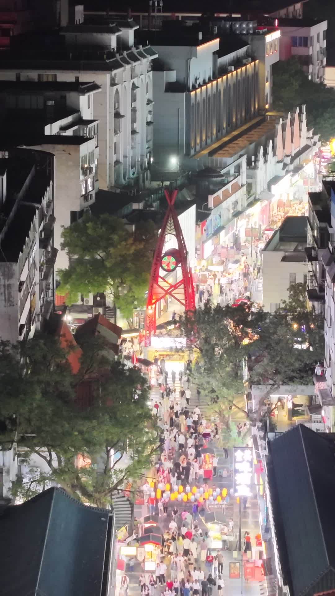 竖版航拍贵州正阳路步行街夜景人流 (4)
