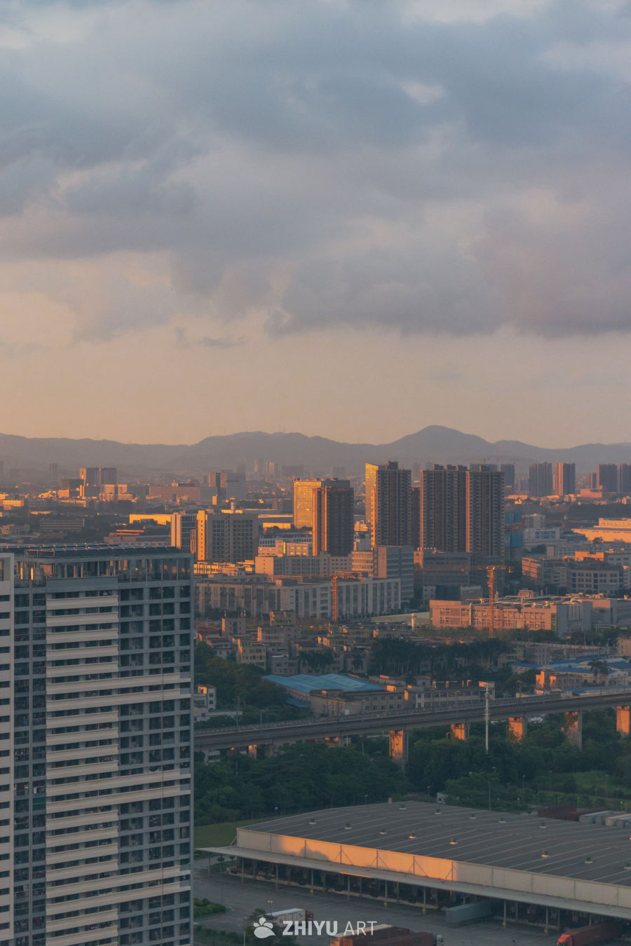 都市黄昏：高楼与远山的剪影