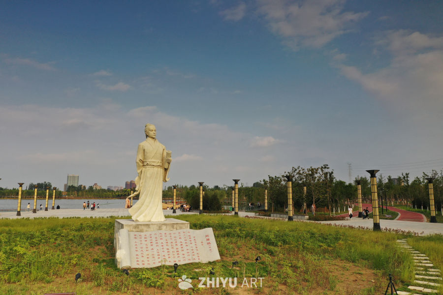 公园中的古代人物雕像