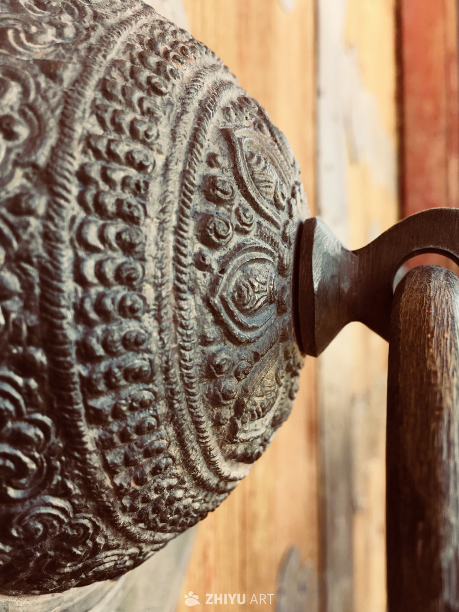 精致的雕刻木门把手