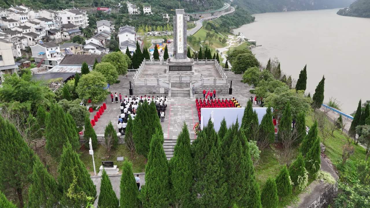 纪念碑前的纪念活动航拍