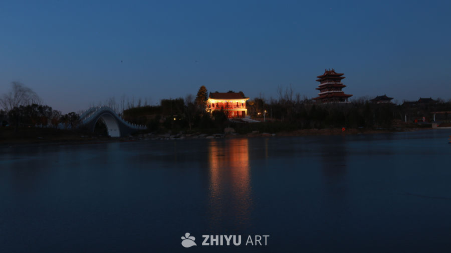 夜色中的古桥与塔