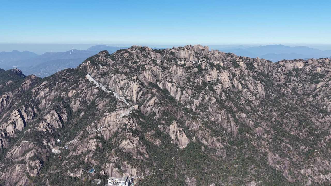 山巅之景：蜿蜒小路与岩石