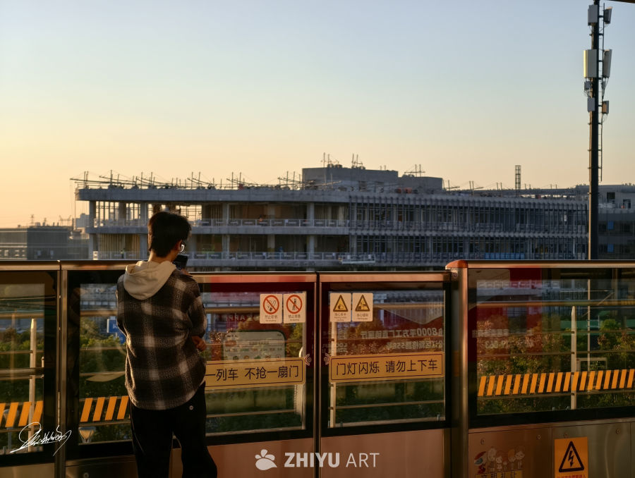 地铁站的黄昏时光