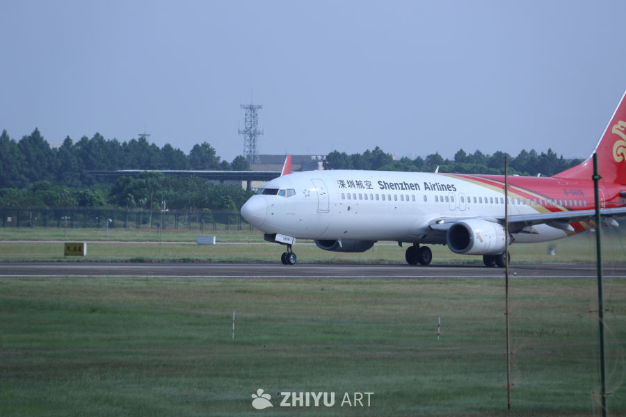 深圳航空飞机准备起飞