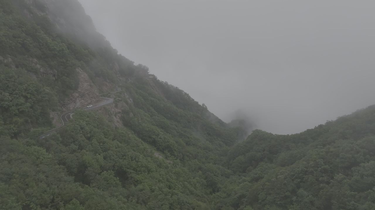 山间云雾缭绕