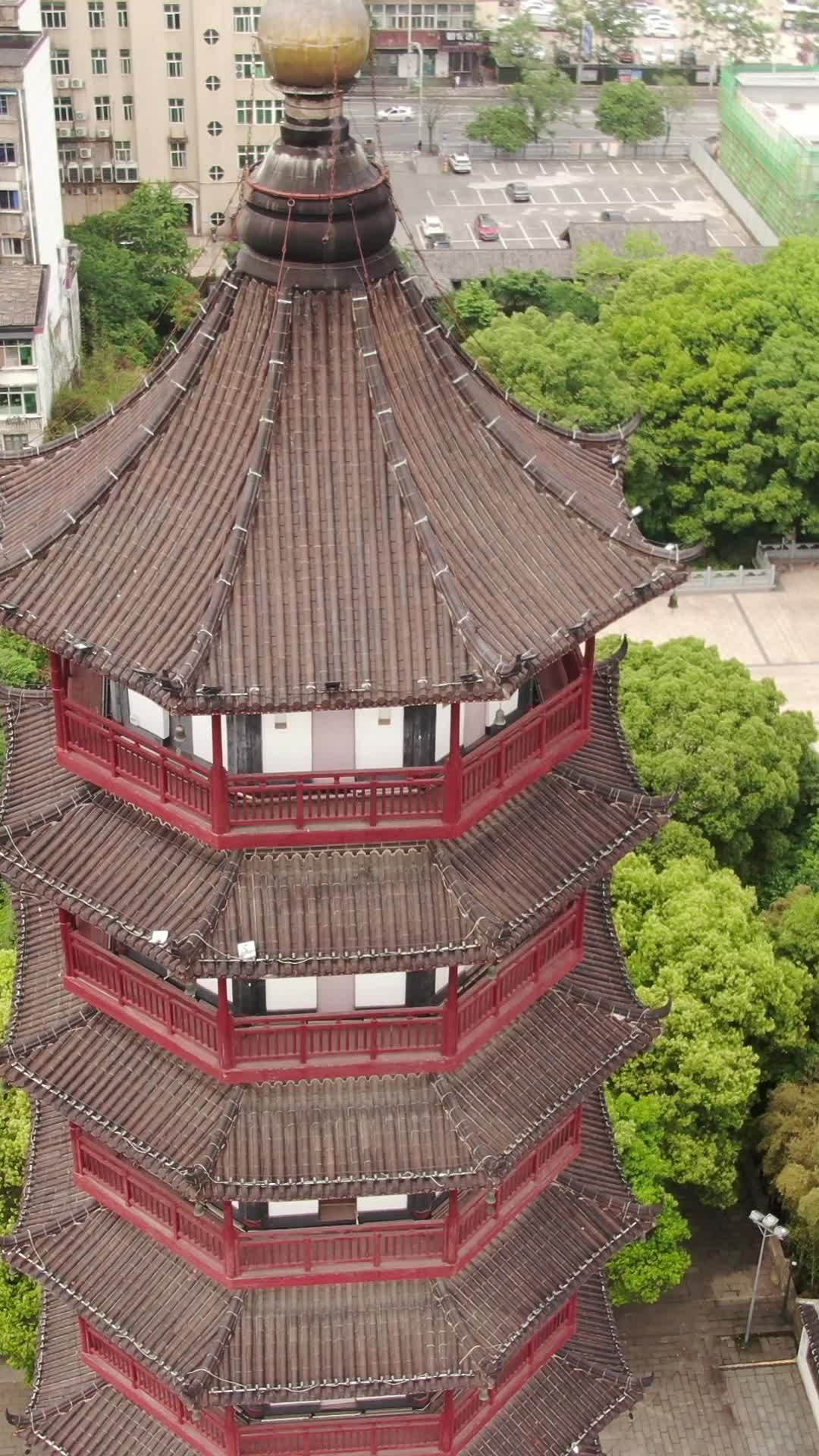 古塔俯瞰：城市的绿洲