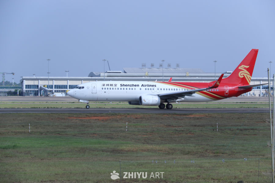 深圳航空飞机在机场跑道待命