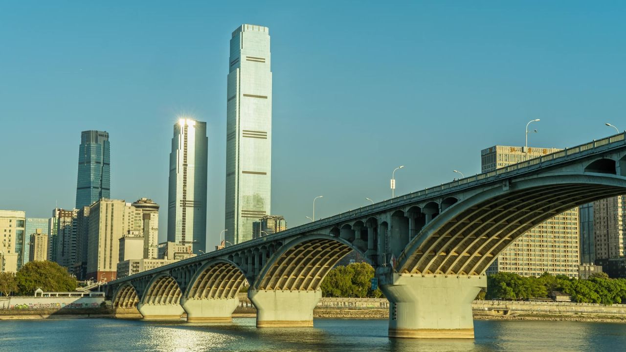 湖南长沙市中心橘子洲大桥城市建筑日转夜延时摄影