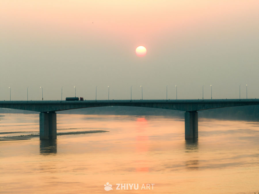 夕阳下的河桥
