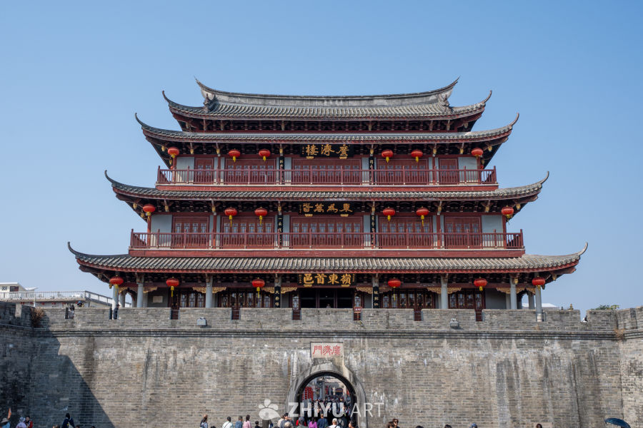 古城楼下的热闹景象