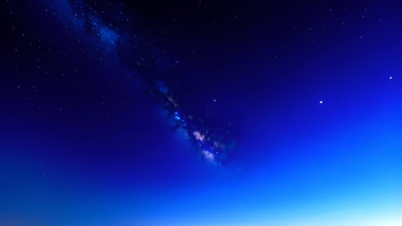 夜空中布满了闪烁的星星，星光逐渐明亮又消退，呈现出