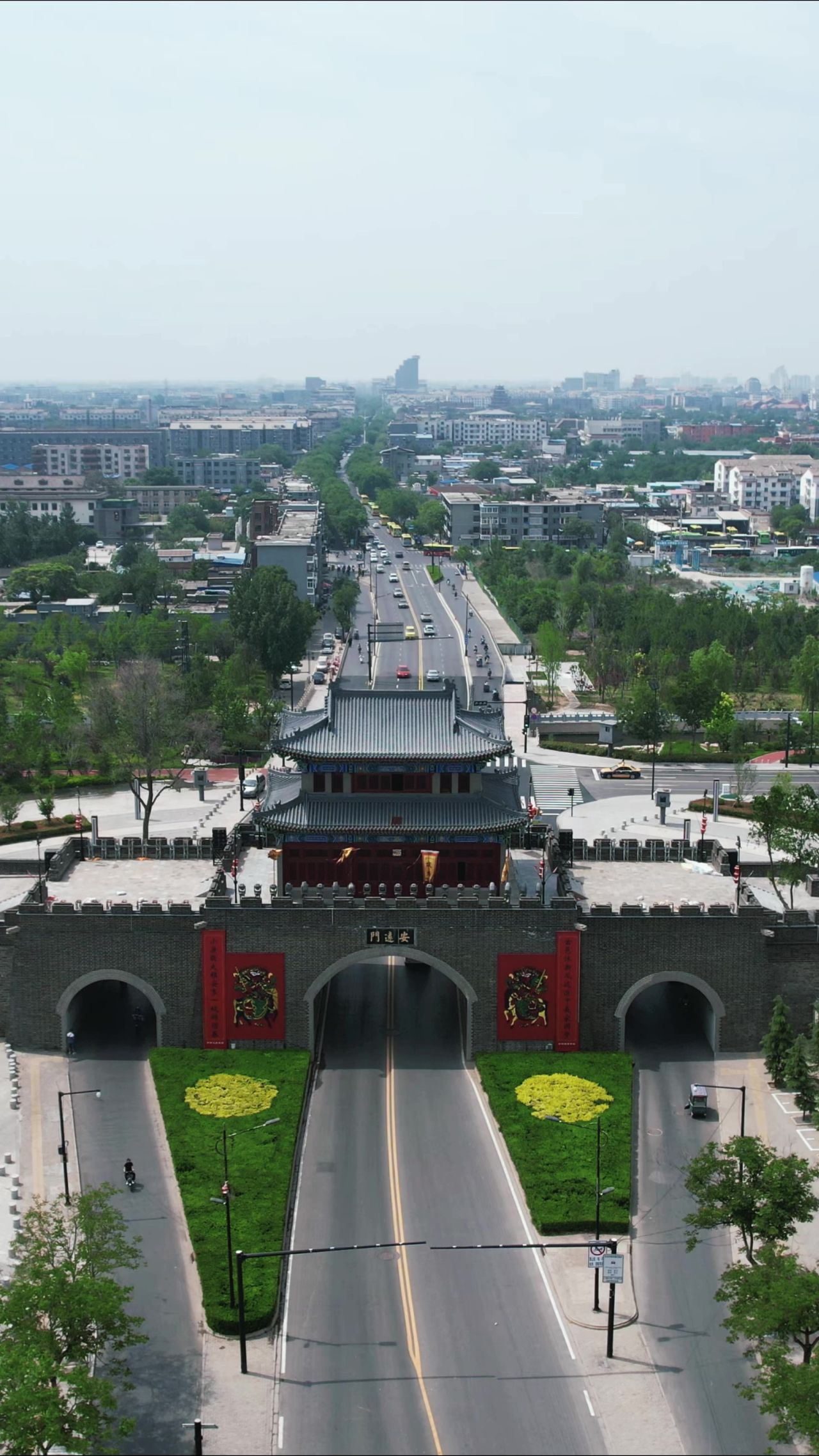 河南开封古城门竖屏航拍 