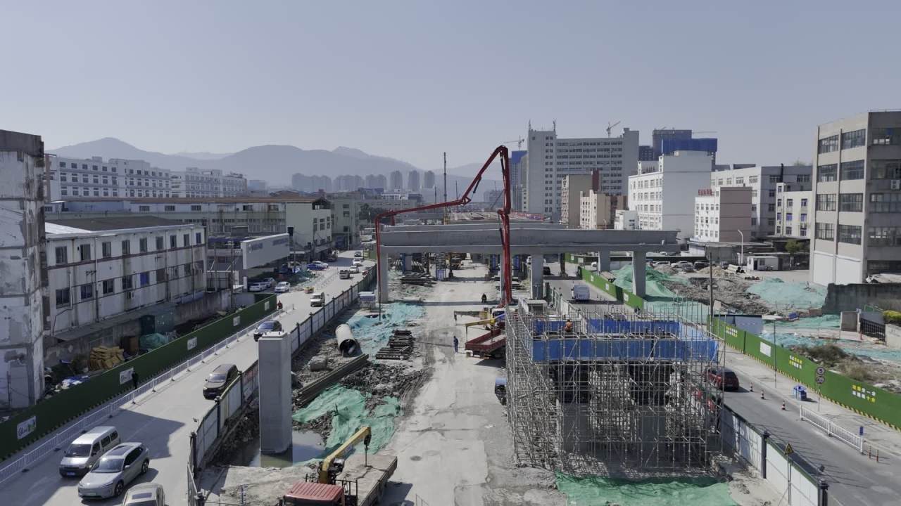 城市建设中的繁忙景象