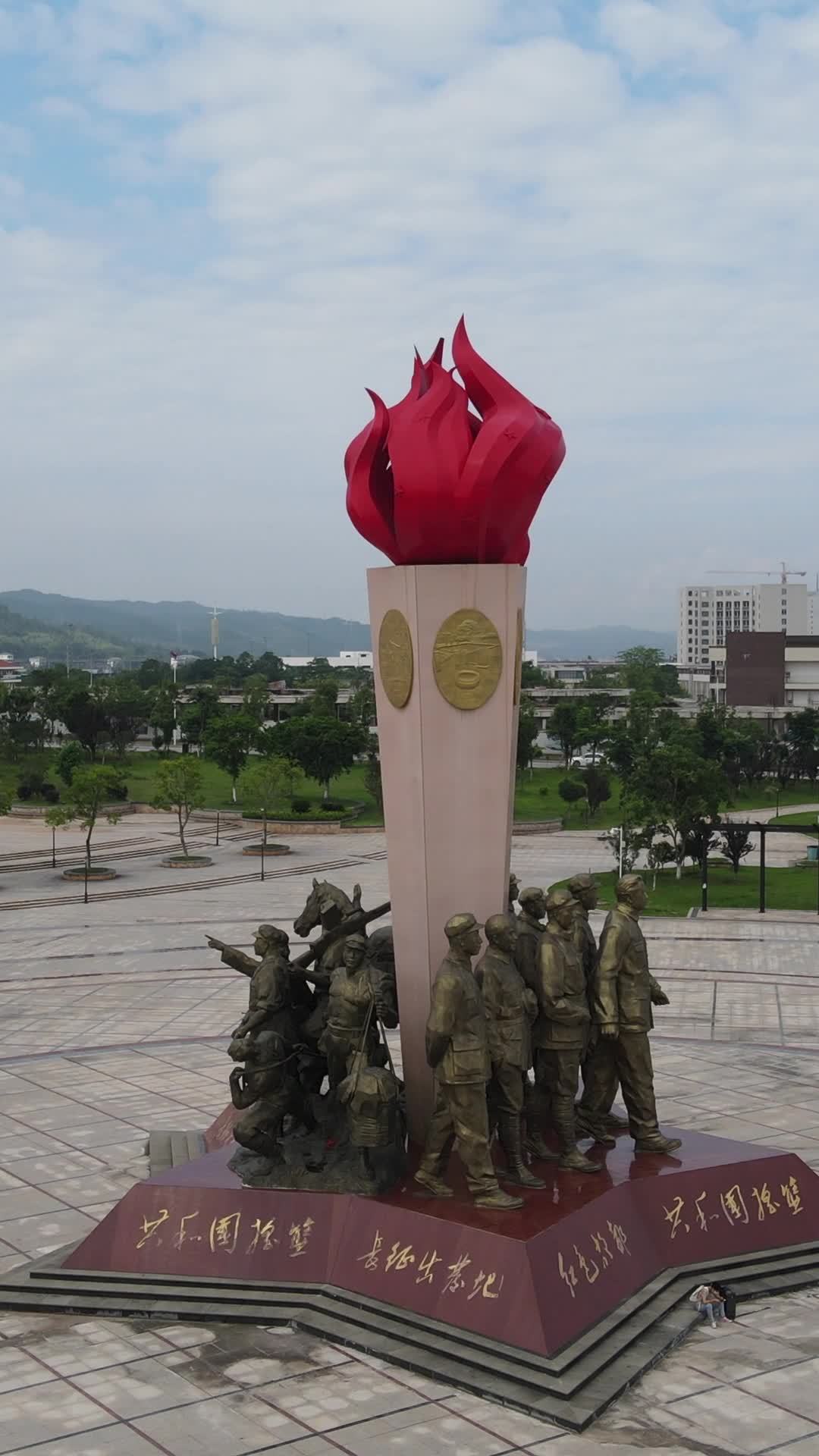 红色火炬与士兵雕像