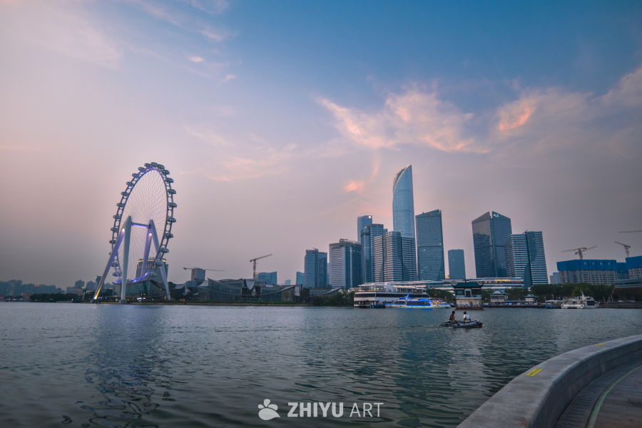 黄昏时分的城市水畔风光
