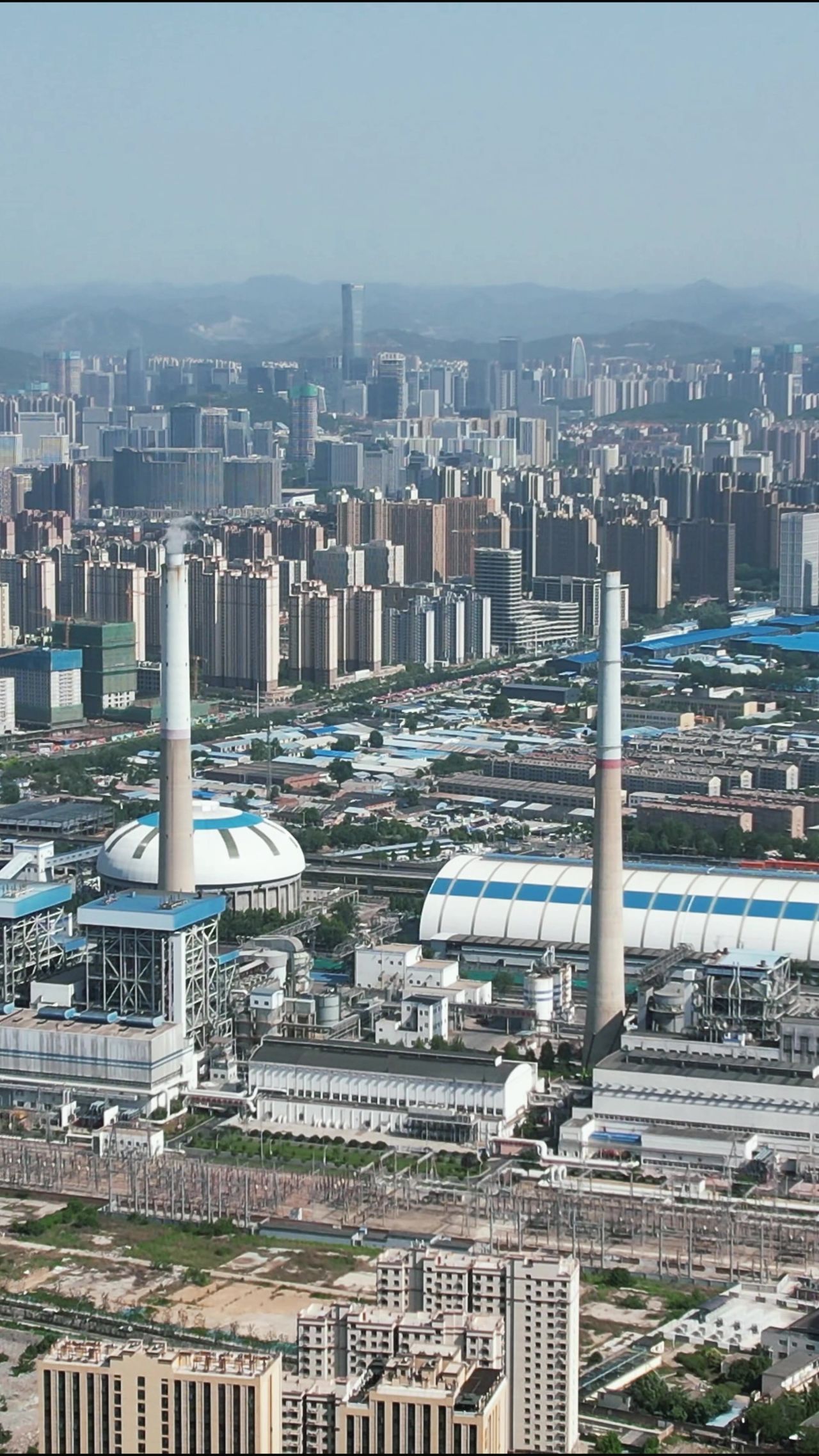 城市工业生产烟冲炊烟竖屏航拍  