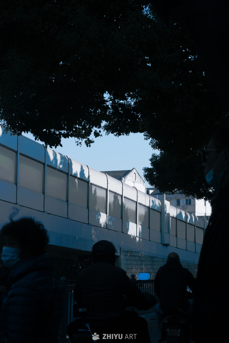 城市街头的蓝调光影