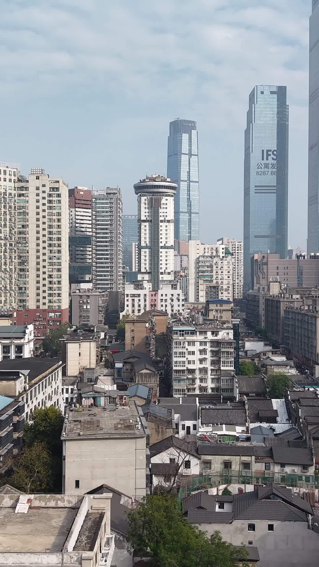 现代都市与历史街区的交织