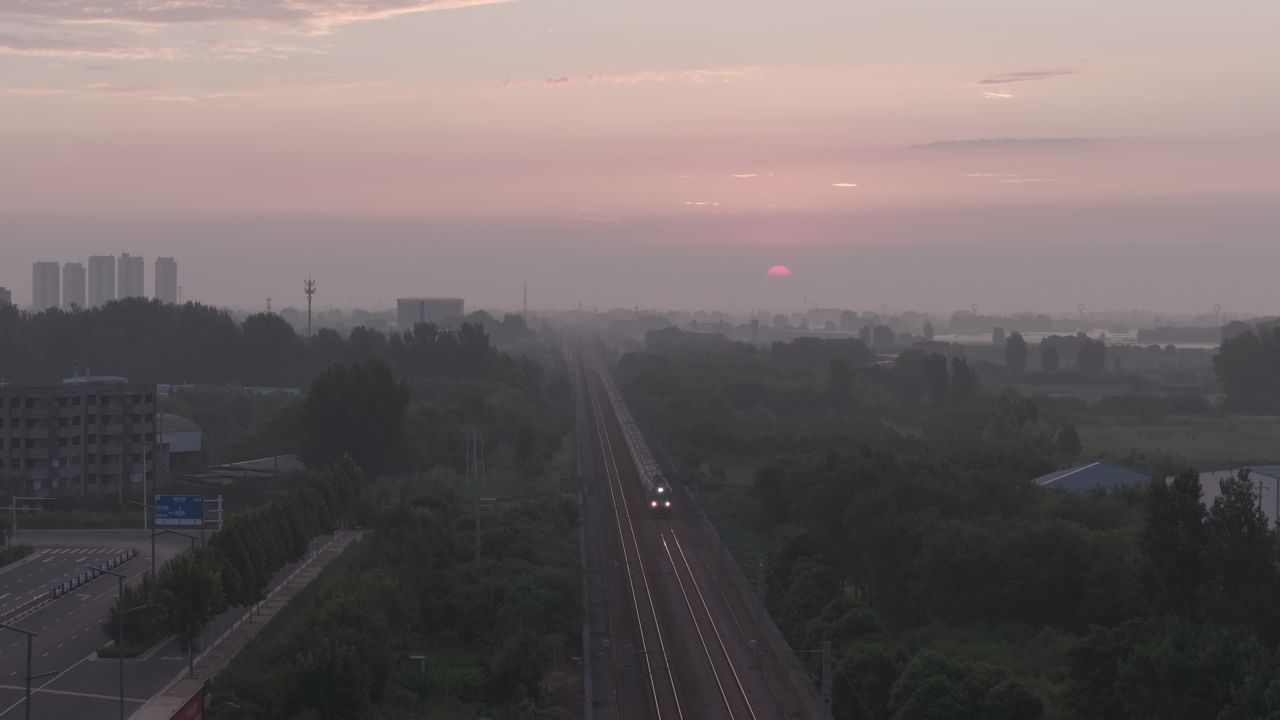 晨光中的火车