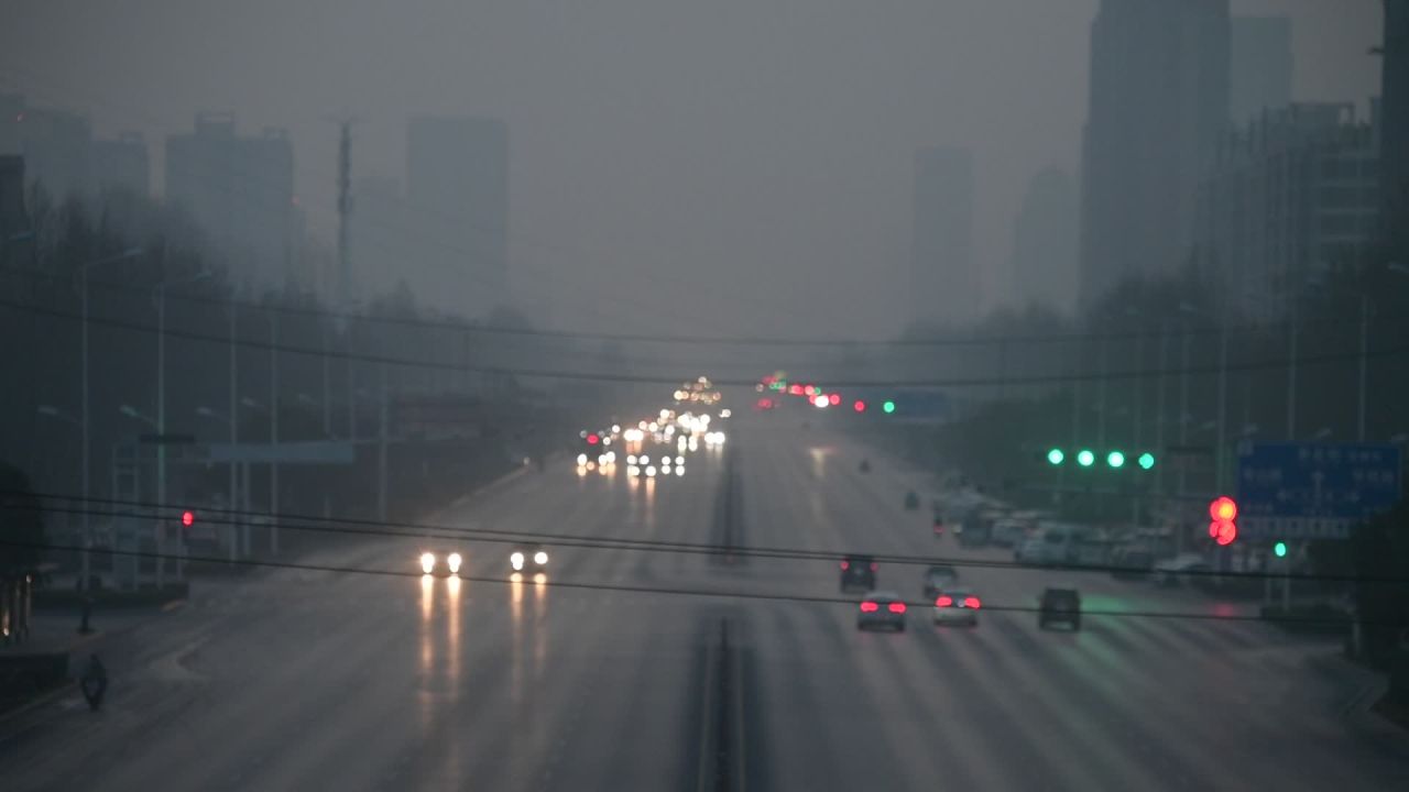 雾霾笼罩下的城市交通