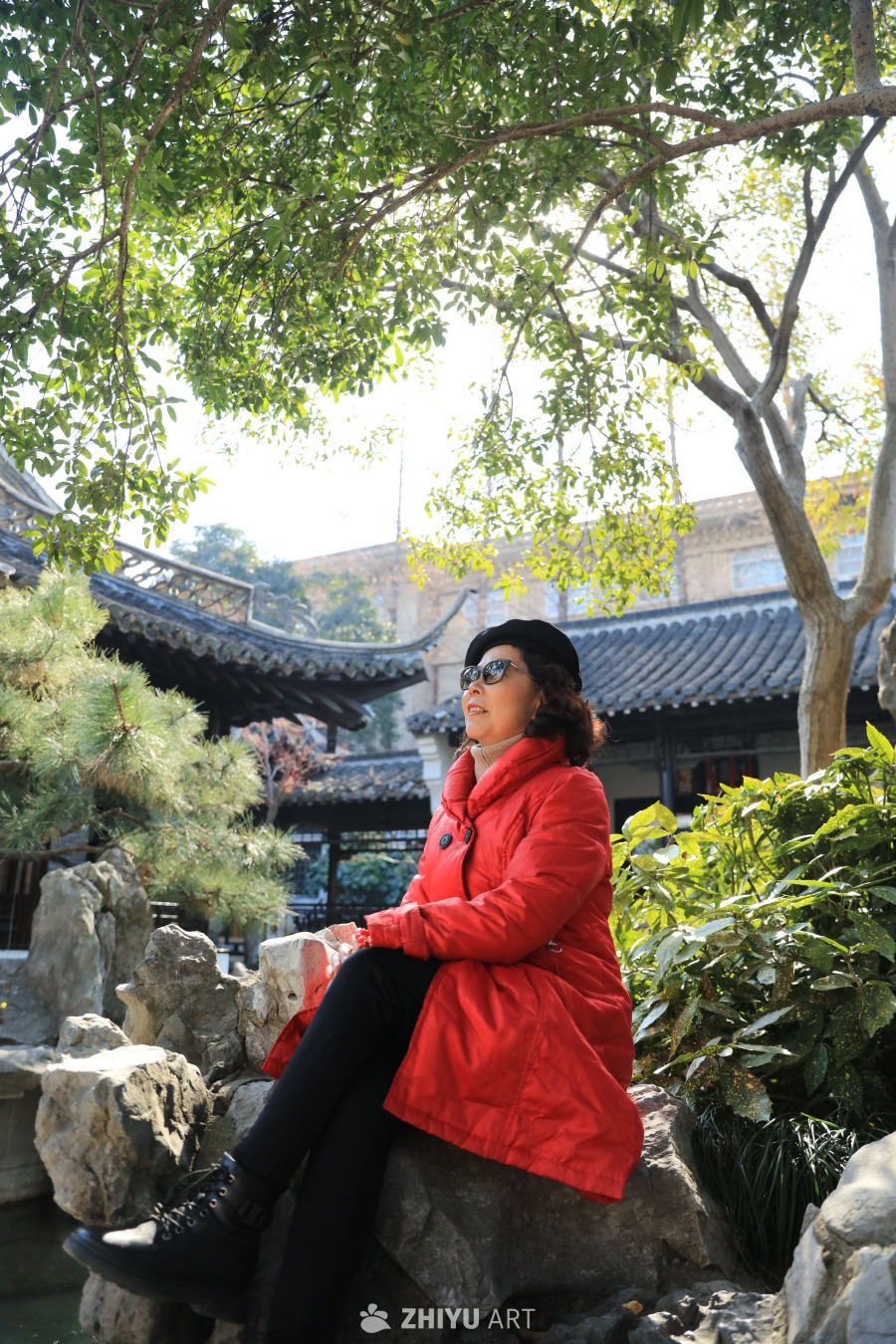 披着红大袍的女人