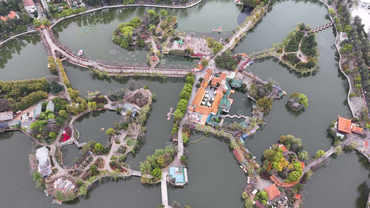 湖岛之城的宁静之美
