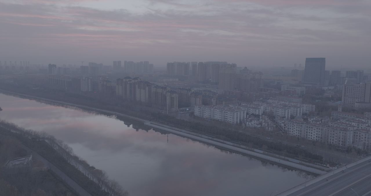 晨雾中的城市风光