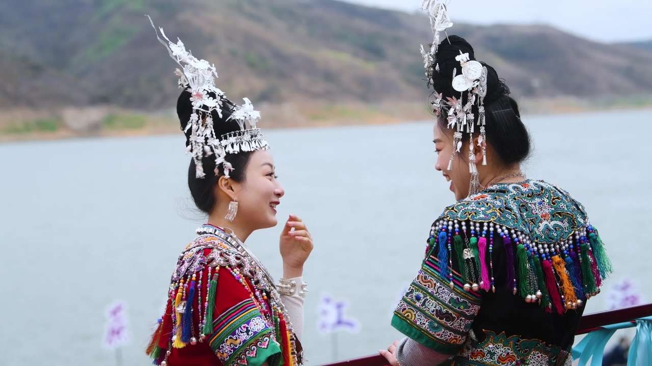 4k少数民族美女江边合影  背影银饰
