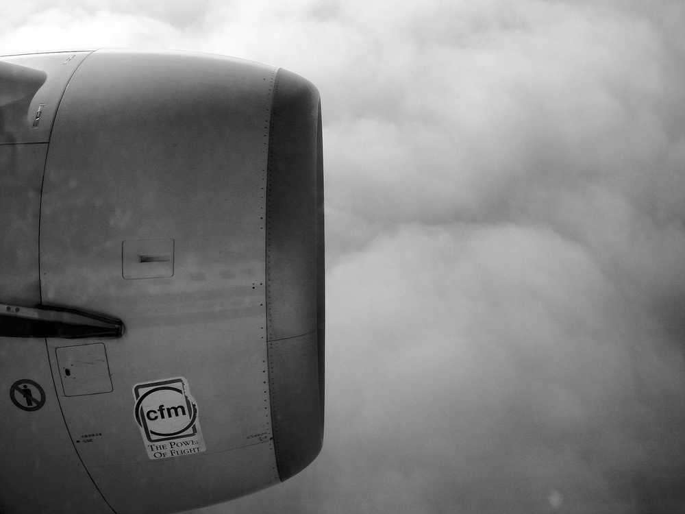客机引擎和云层