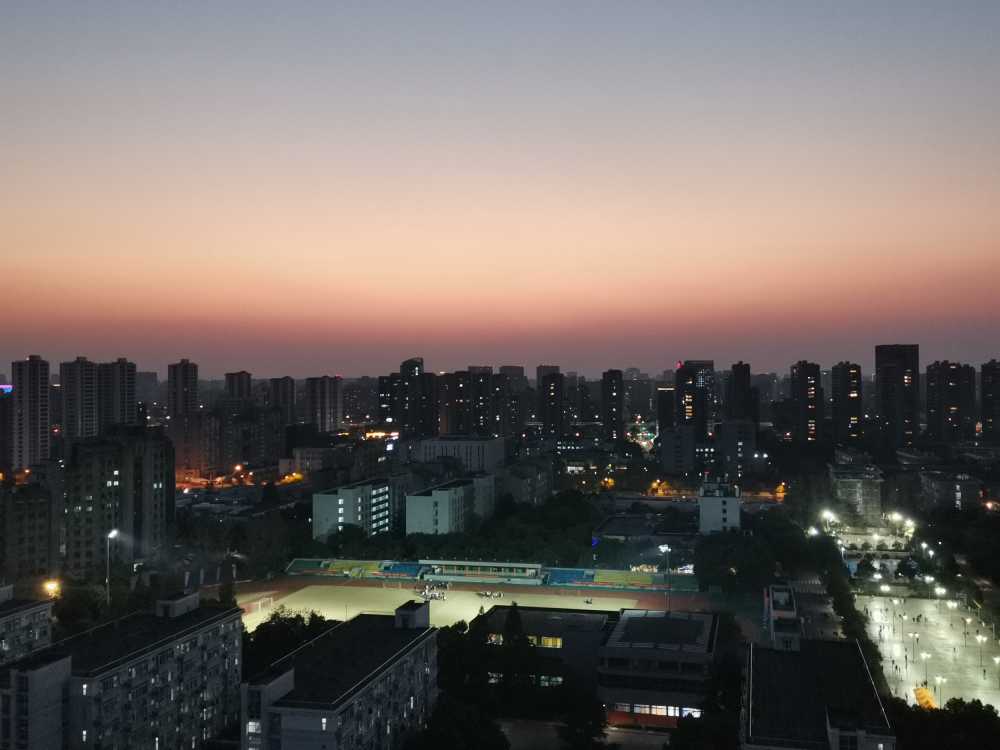 校园宿舍阳台的夕阳