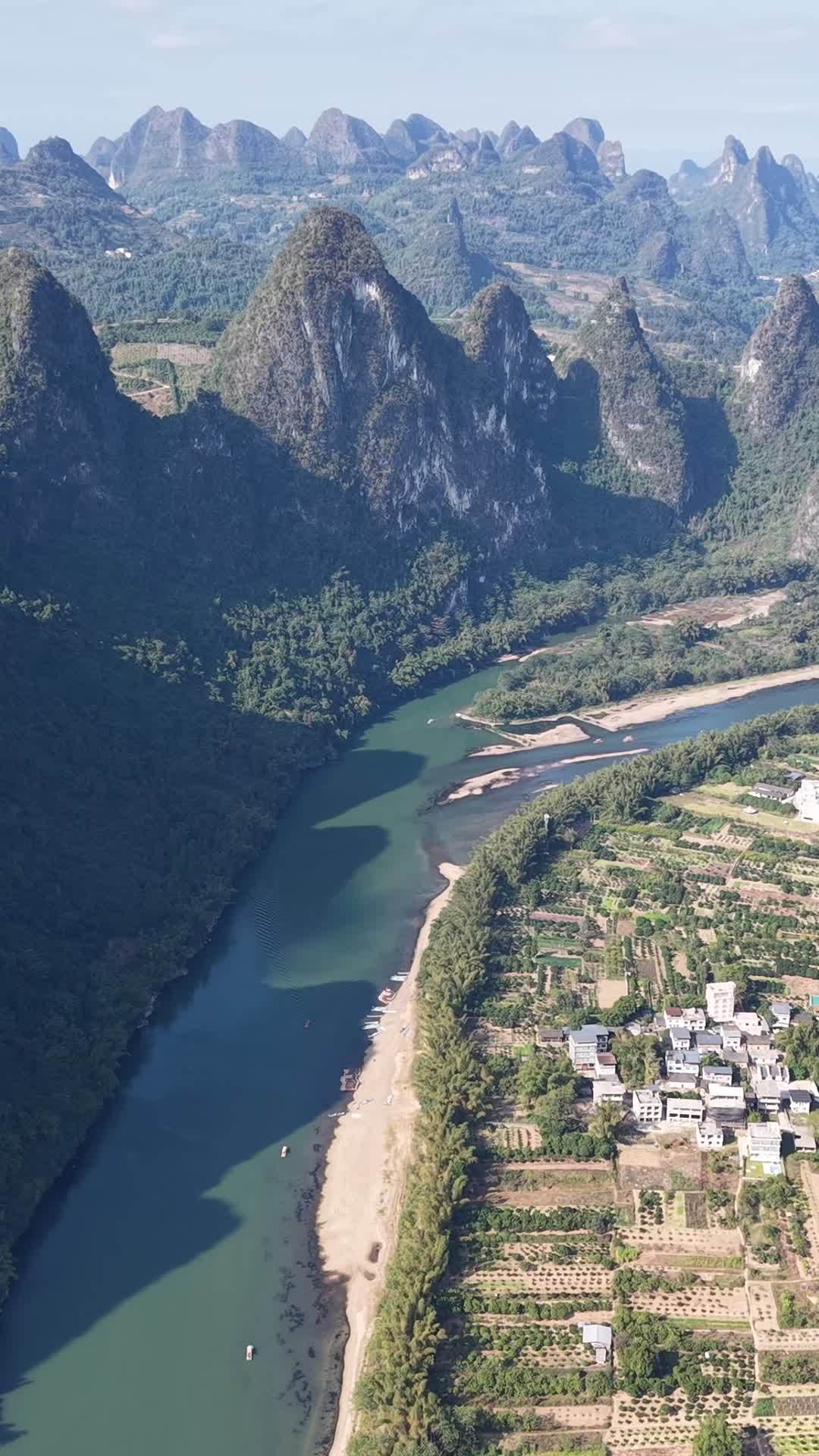 竖版航拍广西桂林山水风光漓江 (2)