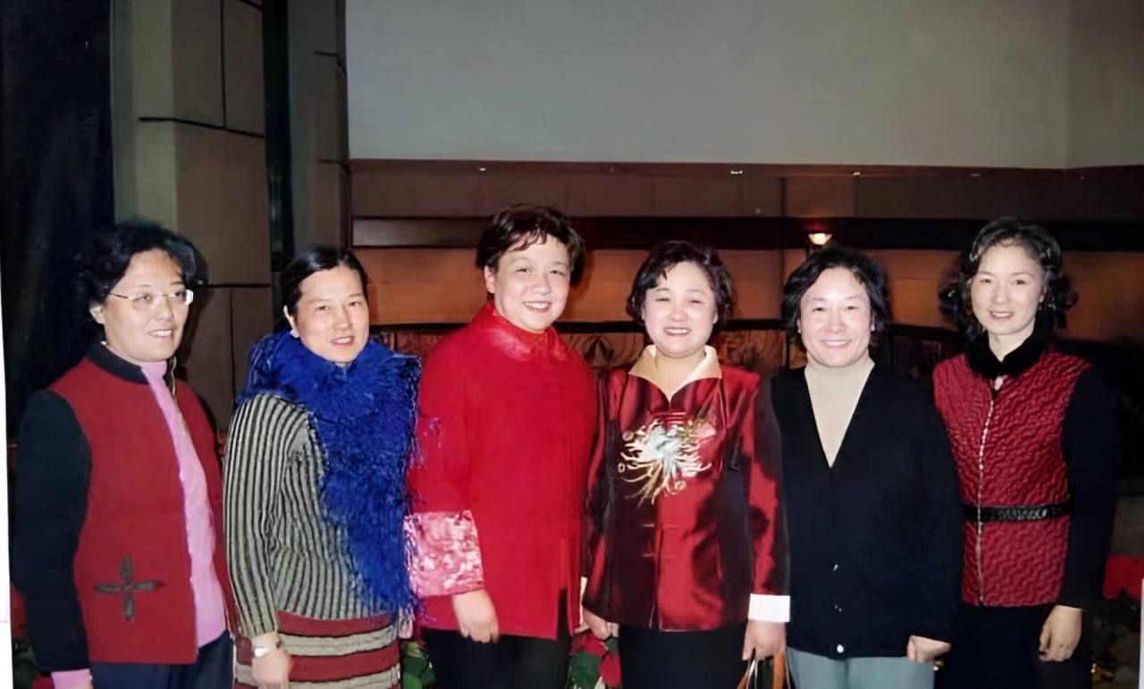 六位中年女性微笑合影留念